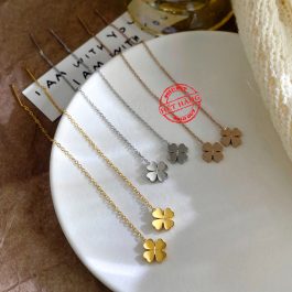 TB200 Bông hoa tai nữ titan hình cỏ 4 lá may mắn