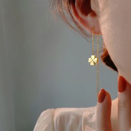 TB200 Bông hoa tai nữ titan hình cỏ 4 lá may mắn