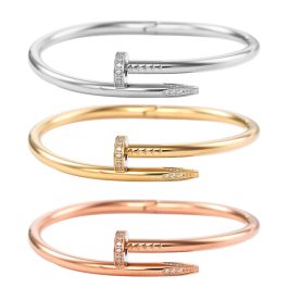 TV096 Vòng tay titan cây đinh đính đá cá tính