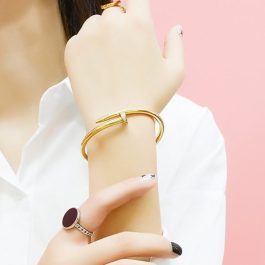 TV096 Vòng tay titan cây đinh đính đá cá tính