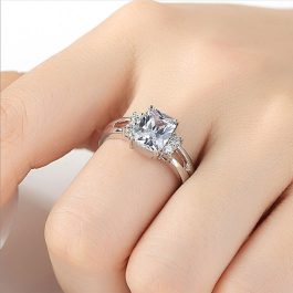 TC256 Nhẫn nữ titan hột đá vuông