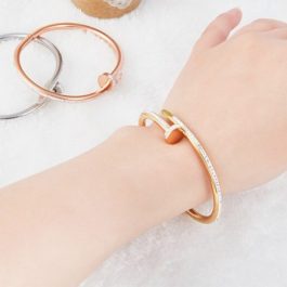 TV082 Vòng tay titan cây đinh đính đá