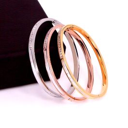 TV103 Vòng tay titan nữa hàng đá vuông kết hợp xà cừ