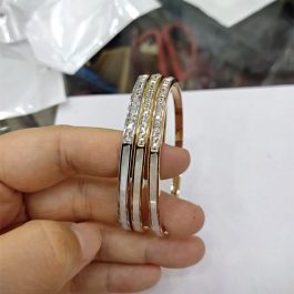 TV103 Vòng tay titan nữa hàng đá vuông kết hợp xà cừ