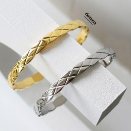 TV123 Vòng tay titan bảng 6mm chạm hình quả trám