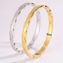 TV123 Vòng tay titan bảng 6mm chạm hình quả trám