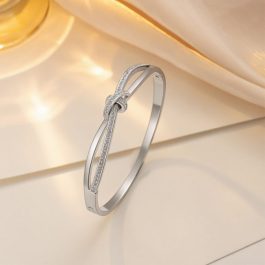 TV154 Vòng tay titan thời trang nút thắt đính kim