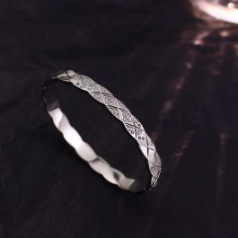 TV196 Vòng tay nữ titan họa tiết quả trám