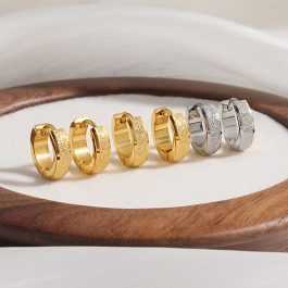 TB273 Bông hoa tai nữ titan khoen tròn nề mặt phun cát nhám