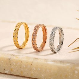 TC134 Nhẫn titan họa tiết quả trám đính kim