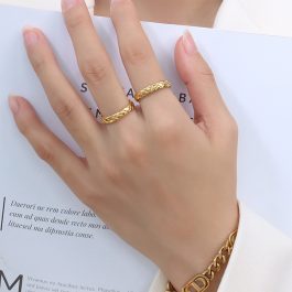 TC211 Nhẫn nữ titan họa tiết hình quả trám