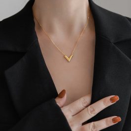 TN491 Dây chuyền titan chữ V thời trang