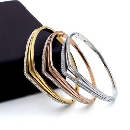 TV149 Vòng tay titan đính đá chữ V