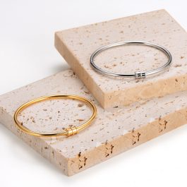 TV208 Vòng tay nữ titan trơn mặt chủ ống tròn 3 sọc chạm