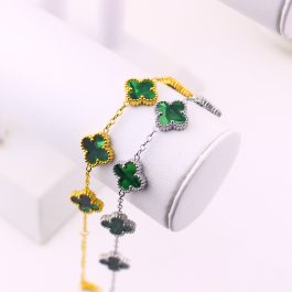 TA485 Lắc tay van cleef hoa 4 cánh nền màu xanh lá