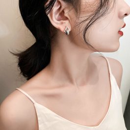 TB116 Bông tai titan chữ D thời trang Dior màu trắng