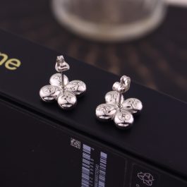 TB285 Bông hoa tai titan thời trang LV