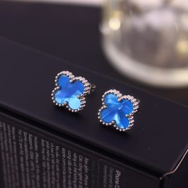 TB289 Bông tai nữ titan van cleef nền màu xanh bầu trời