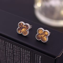TB290 Bông tai nữ titan van cleef nền màu gỗ óc chó