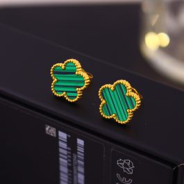 TB295 Bông tai nữ titan hoa 5 cánh van cleef nền xanh lá cây