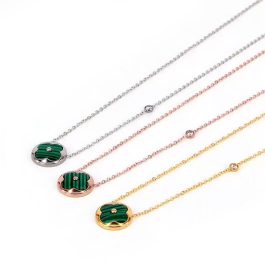 TN186 Dây chuyền titan hoa LV nền xanh