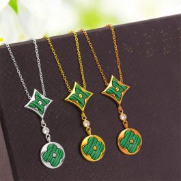 TN188 Dây chuyền titan hoa LV cách điệu nền xanh