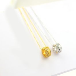 TN402 Dây chuyền titan chạm hình quả trám đính đá