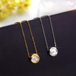 TN681 Dây chuyền titan mặt tròn bông 4 cánh LV nền xà cừ