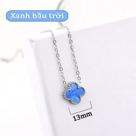 TN826 Dây chuyền titan hoa 4 cánh van cleef nền màu xanh bầu trời
