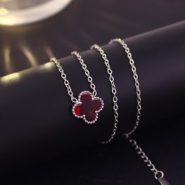 TN827 Dây chuyền titan hoa 4 cánh van cleef nền màu đỏ ruby
