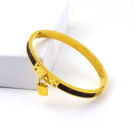 TV212 Vòng tay nữ titan thời trang LV