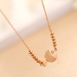 TN042 Dây chuyền titan mặt hình con cá phun cát màu hồng