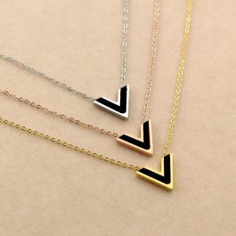 TN074 Dây chuyền titan chữ V nền đen