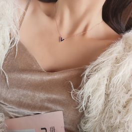 TN074 Dây chuyền titan chữ V nền đen