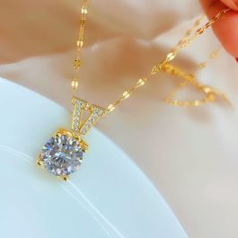 TN202 Dây chuyền titan chữ V đính đá