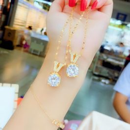 TN202 Dây chuyền titan chữ V đính đá