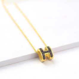 TN400 Dây chuyền titan chữ H Hermes đá đen