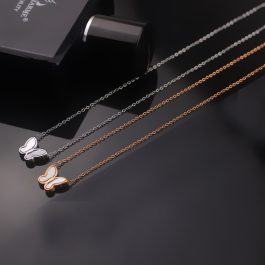 TN492 Dây chuyền titan con bướm nền xà cừ trắng