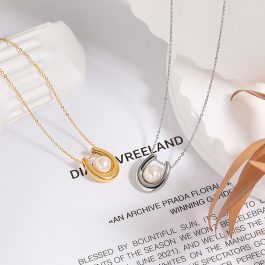 TN708 Dây chuyền nữ titan mặt hình móng ngựa phối ngọc trai