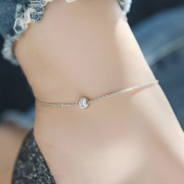 TA546 Lắc chân titan màu trắng 1 viên đá tròn