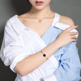 TV086 Vòng tay titan mặt vuông nền màu đen