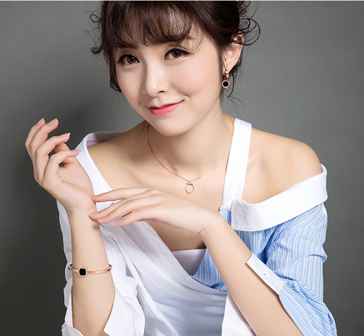 TV086 Vòng tay titan mặt vuông nền màu đen - Ảnh 3